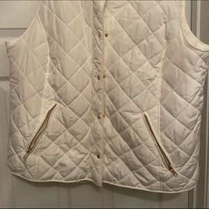 White quilted vest with snaps & zippers . No tears or rips. Pockets have zippers